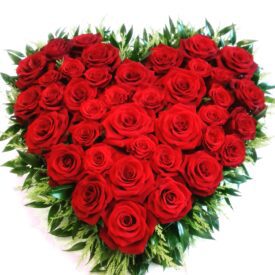 wielki wieniec serce na cmentarz z czerwonych róż: kwiaty żywe