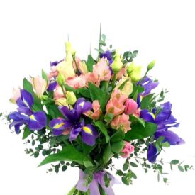 wiosenny bukiet z niebieskimi kwiatami oraz z różową alstromerią, eustomą i różowymi tulipanami