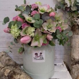 flower box ze sztucznymi i żywymi kwiatami: tulipany i goździki oraz eukaliptus. w kolorach różowy i zielony