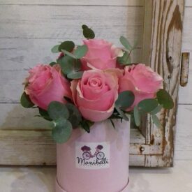 flower box z różami i eukaliptusem - kwiaty żywe